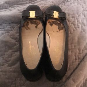 Ferragamo black shoes with gold emblem 8 2A
